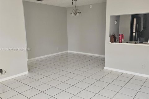 Снять в аренду кондоминиум в Санрайз, Флорида 2 спальни, 70.61м2, № 2003867 - фото 7