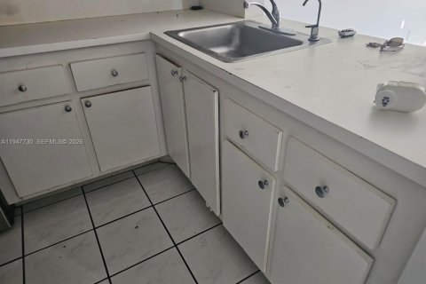 Снять в аренду кондоминиум в Санрайз, Флорида 2 спальни, 70.61м2, № 2003867 - фото 3