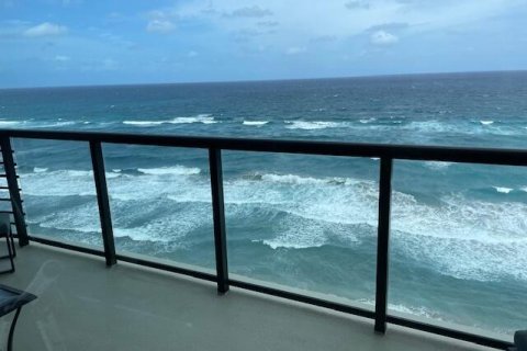 Снять в аренду кондоминиум в Бока-Ратон, Флорида 2 спальни, 141.77м2, № 1152137 - фото 1