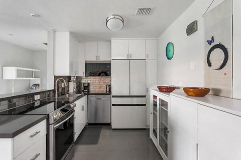Condo in Wilton Manors, Florida, 2 bedrooms № 2254594 - photo 4