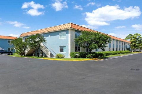 Condo in Wilton Manors, Florida, 2 bedrooms № 2254594 - photo 18