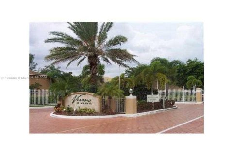 Condominio en Miramar, Florida, 2 dormitorios  № 2012439