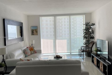 Condo in Hollywood, Florida, 2 bedrooms  № 2035621 - photo 2