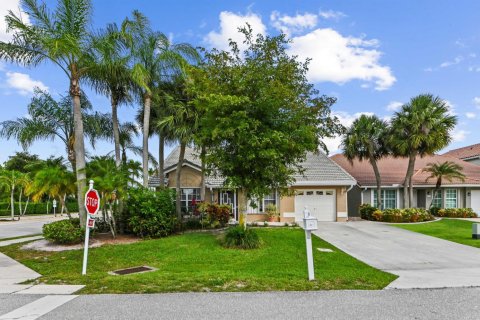 House in Boca Raton, Florida 3 bedrooms, 178.37 sq.m. № 2269230