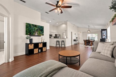 House in Orlando, Florida 4 bedrooms, 169.64 sq.m. № 2427385 - photo 2