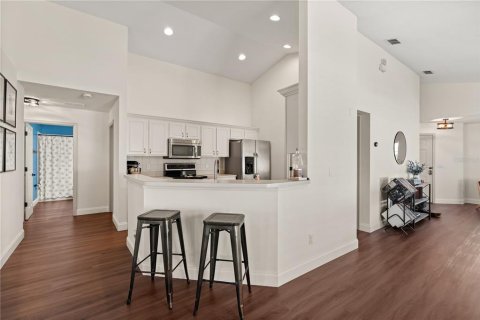 House in Orlando, Florida 4 bedrooms, 169.64 sq.m. № 2427385 - photo 5