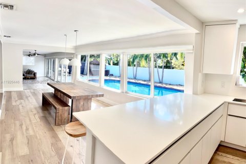 Villa ou maison à louer à Miami, Floride: 4 chambres, 241.55 m2 № 1986672 - photo 1