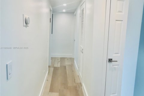 Villa ou maison à louer à Miami, Floride: 4 chambres, 241.55 m2 № 1986672 - photo 12