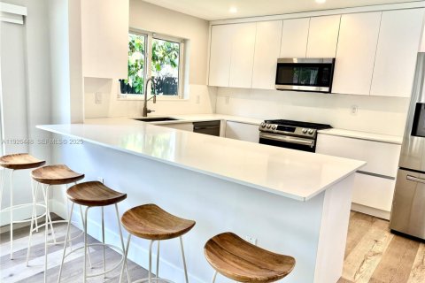 Villa ou maison à louer à Miami, Floride: 4 chambres, 241.55 m2 № 1986672 - photo 3