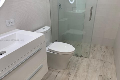 Villa ou maison à louer à Miami, Floride: 4 chambres, 241.55 m2 № 1986672 - photo 16