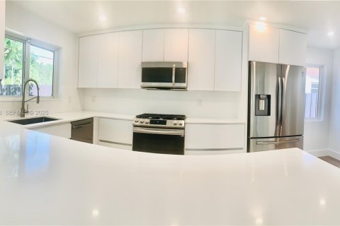 Villa ou maison à louer à Miami, Floride: 4 chambres, 241.55 m2 № 1986672 - photo 8