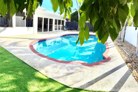 Villa ou maison à louer à Miami, Floride: 4 chambres, 241.55 m2 № 1986672 - photo 4