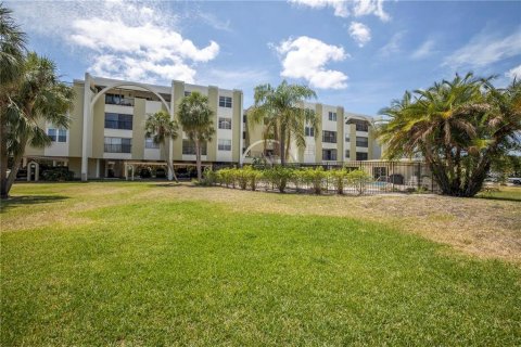 Снять в аренду кондоминиум в Сент-Питерсберг, Флорида 4 комнаты, 104.05м2, № 1866207 - фото 22