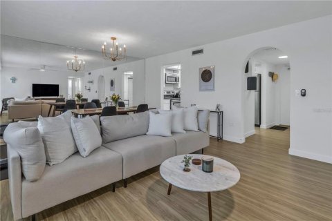 Снять в аренду кондоминиум в Сент-Питерсберг, Флорида 4 комнаты, 104.05м2, № 1866207 - фото 3