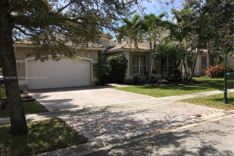 House in Miramar, Florida 5 bedrooms, 274.15 sq.m. № 1844044 - photo 1