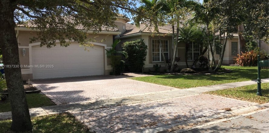 House in Miramar, Florida 5 bedrooms, 274.15 sq.m. № 1844044