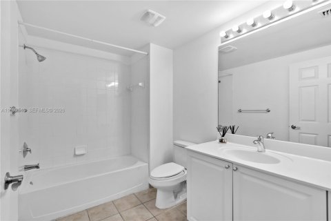 Condominio en alquiler en Coral Gables, Florida, 2 dormitorios, 93.83 m2 № 2056672 - foto 29