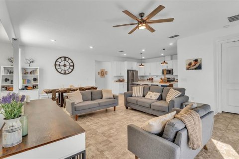 House in Dundee, Florida 4 bedrooms, 192.77 sq.m. № 1735348 - photo 9