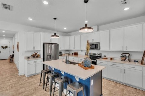 House in Dundee, Florida 4 bedrooms, 192.77 sq.m. № 1735348 - photo 2