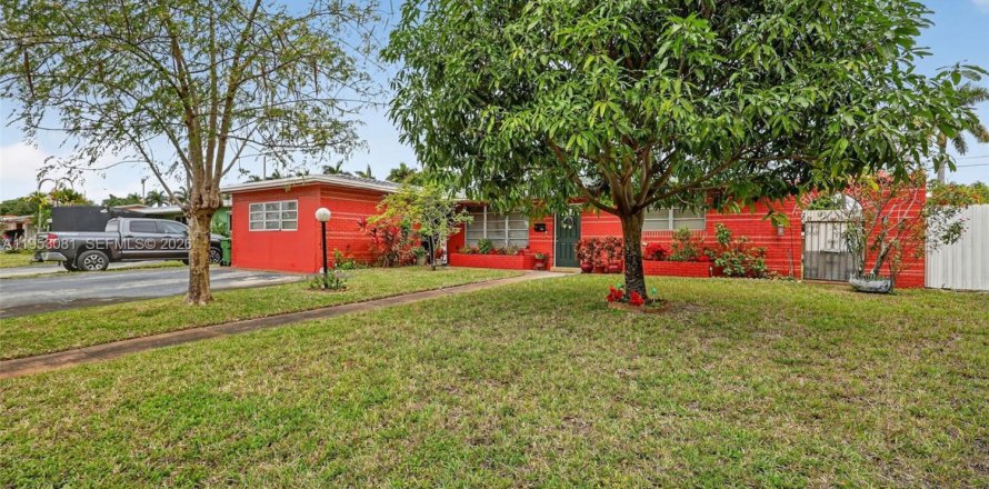 Дом в Пемброк-Пайнс, Флорида 4 спальни, 250.19м2 № 2021940