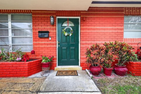 Купить виллу или дом в Пемброк-Пайнс, Флорида 4 спальни, 250.19м2, № 2021940 - фото 2