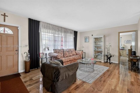 Купить виллу или дом в Пемброк-Пайнс, Флорида 4 спальни, 250.19м2, № 2021940 - фото 4