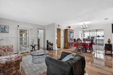 Купить виллу или дом в Пемброк-Пайнс, Флорида 4 спальни, 250.19м2, № 2021940 - фото 5