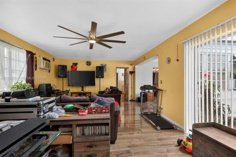 Купить виллу или дом в Пемброк-Пайнс, Флорида 4 спальни, 250.19м2, № 2021940 - фото 14