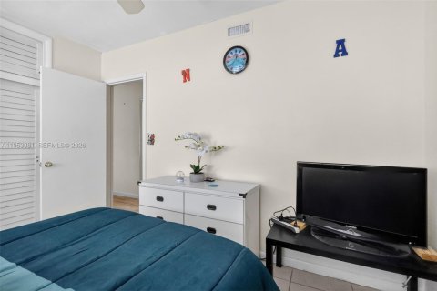 Купить виллу или дом в Пемброк-Пайнс, Флорида 4 спальни, 250.19м2, № 2021940 - фото 24