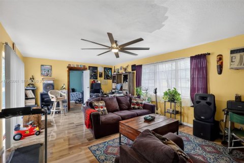 Купить виллу или дом в Пемброк-Пайнс, Флорида 4 спальни, 250.19м2, № 2021940 - фото 11