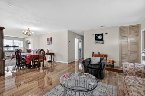 Купить виллу или дом в Пемброк-Пайнс, Флорида 4 спальни, 250.19м2, № 2021940 - фото 6