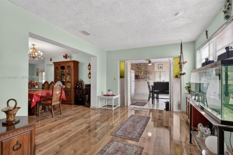 Купить виллу или дом в Пемброк-Пайнс, Флорида 4 спальни, 250.19м2, № 2021940 - фото 10