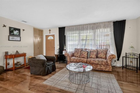 Купить виллу или дом в Пемброк-Пайнс, Флорида 4 спальни, 250.19м2, № 2021940 - фото 3