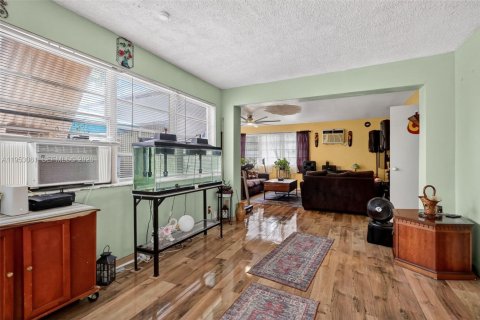 Купить виллу или дом в Пемброк-Пайнс, Флорида 4 спальни, 250.19м2, № 2021940 - фото 9