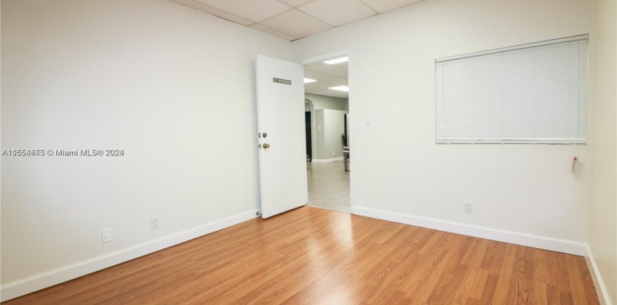 Office in Hallandale Beach, Florida № 1075917