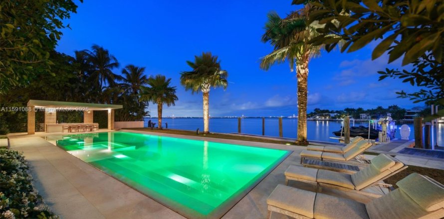 Дом в Майами, Флорида 8 спален, 1610м2 № 1960165