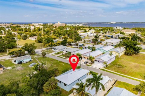 House in Punta Gorda, Florida 3 bedrooms, 115.94 sq.m. № 2232652 - photo 3