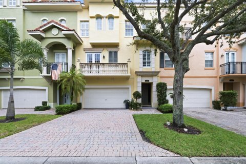Townhouse in Palm Beach Gardens, Florida 3 bedrooms, 242.38 sq.m. № 2359784