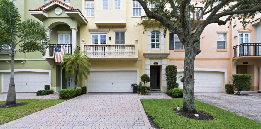 Townhouse in Palm Beach Gardens, Florida 3 bedrooms, 242.38 sq.m. № 2359784