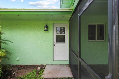 House in Jensen Beach, Florida 2 bedrooms, 91.79 sq.m. № 2273575 - photo 3