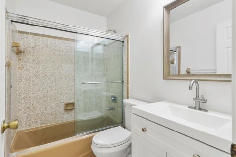 House in Jensen Beach, Florida 2 bedrooms, 91.79 sq.m. № 2273575 - photo 18
