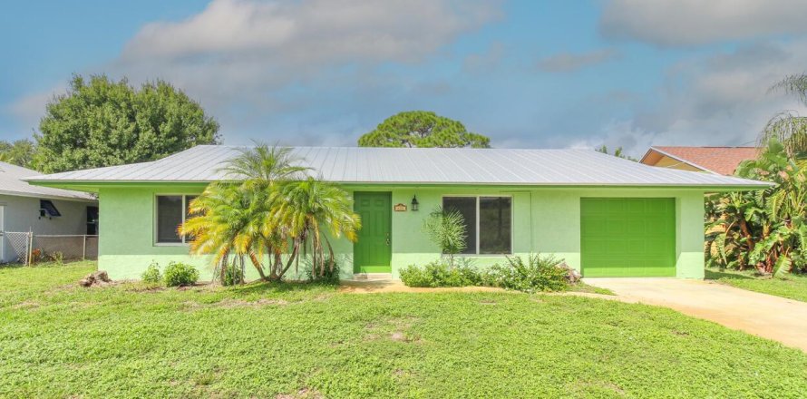 House in Jensen Beach, Florida 2 bedrooms, 91.79 sq.m. № 2273575