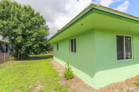 House in Jensen Beach, Florida 2 bedrooms, 91.79 sq.m. № 2273575 - photo 10