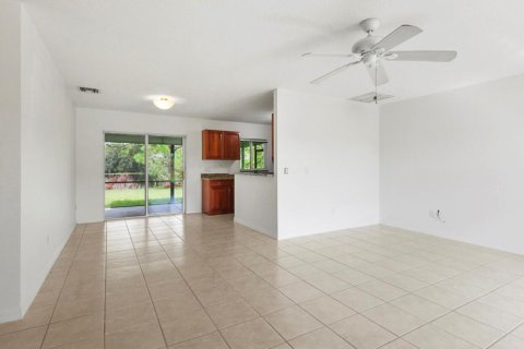 House in Jensen Beach, Florida 2 bedrooms, 91.79 sq.m. № 2273575 - photo 14