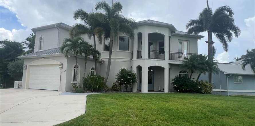 Villa ou maison à Port Charlotte, Floride 6 chambres, 443.89 m2 № 1820440