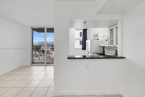 Купить кондоминиум в Майами, Флорида 2 спальни, 83.43м2, № 2168143 - фото 4