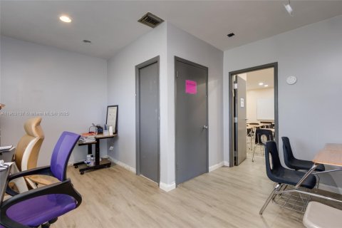 Купить коммерческую недвижимость в Норт-Майами-Бич, Флорида № 1955621 - фото 24