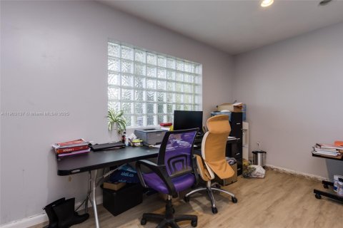 Купить коммерческую недвижимость в Норт-Майами-Бич, Флорида № 1955621 - фото 25