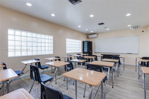 Купить коммерческую недвижимость в Норт-Майами-Бич, Флорида № 1955621 - фото 19