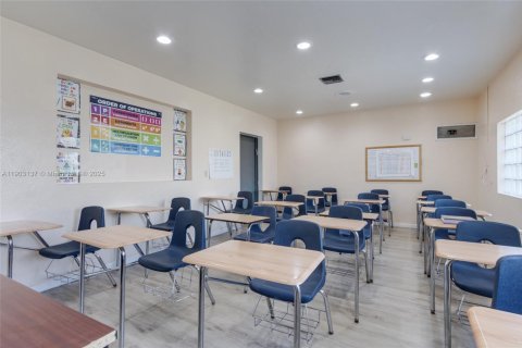 Купить коммерческую недвижимость в Норт-Майами-Бич, Флорида № 1955621 - фото 22